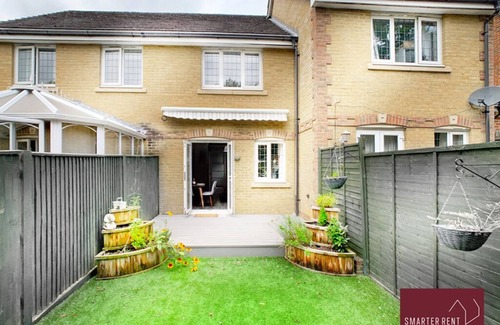 Knaphill Apartment | Woking, 2 Bedroom House, Parking & Garden