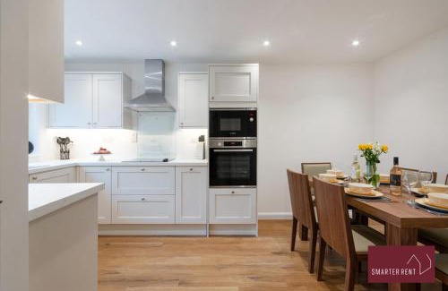 Knaphill Apartment | Woking - 3 Bedroom House - With Garden