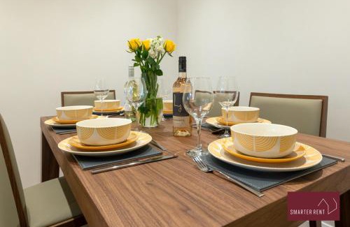 Knaphill Apartment | Woking - 3 Bedroom House - With Garden
