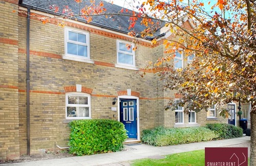 Knaphill House | Woking - Driveway Parking, Pets Welcome