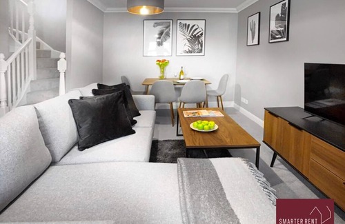 Knaphill House | Woking - Driveway Parking, Pets Welcome