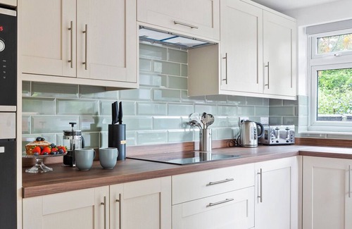 Knaphill House | Woking -Garden, Driveway Parking, 4Bed