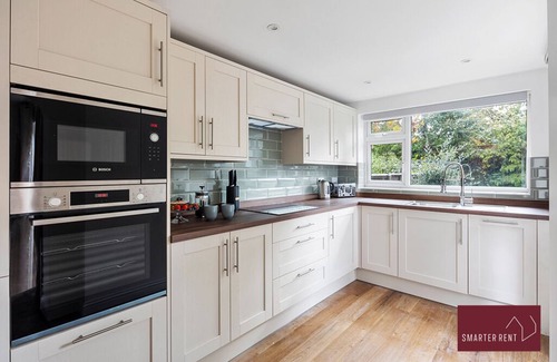 Knaphill House | Woking -Garden, Driveway Parking, 4Bed