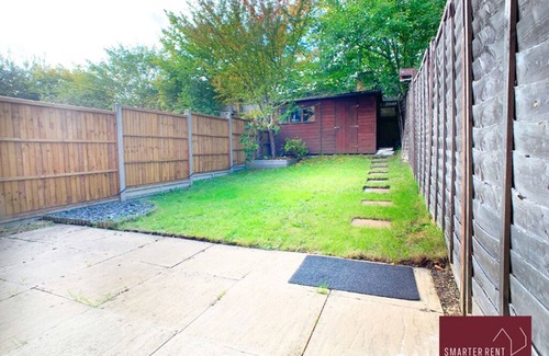 Knaphill House | Woking - Garden, Parking, Pets Welcome