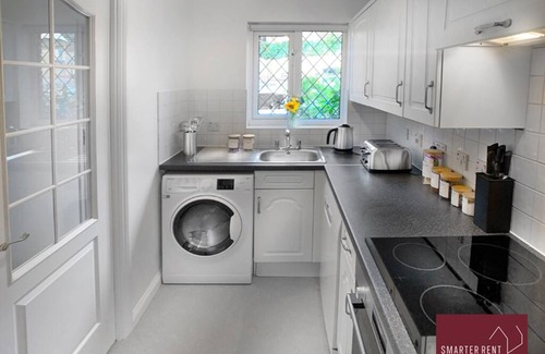 Knaphill House | Woking - Parking, Garden, 2Bed