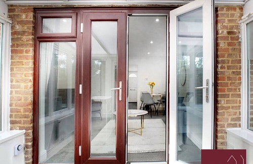 West End House | Woking - Parking, Garden, 2Bed