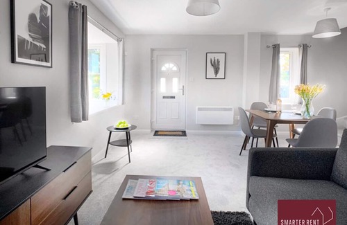 Wokingham Apartment | Wokingham - 2 Bedroom House - With Parking