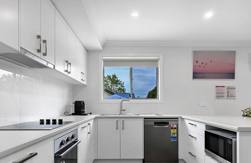Orange East Villa | Wolaroi Villa 2, with Netflix and Disney Plus - In a Quiet Street