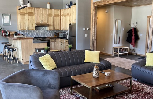 Winthrop House | Wolfcreek Lodge - Modern 3 bd house on a ski trail and river access/hiking trail
