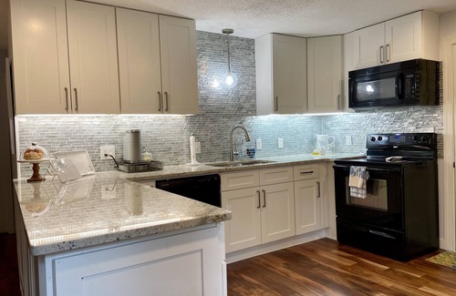 Rabun Gap House | Wolffork Valley-minutes to Clayton and Dillard. Creekside 2 king-2 full baths.