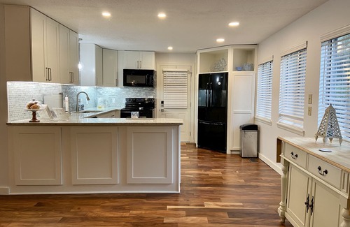 Rabun Gap House | Wolffork Valley-minutes to Clayton and Dillard. Creekside 2 king-2 full baths.