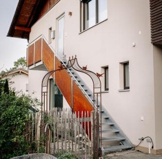 Kiefersfelden Apartment | wolke 7, Bergblick Apartment, Kingsizebett & Schlafcouch, Balkon & Garten