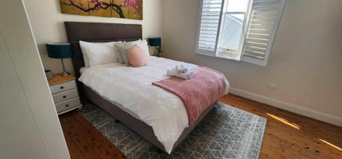 Wollongong CBD House | Wollongong CBD home with parking, Wi-Fi, AC near to hospital, train & stadium