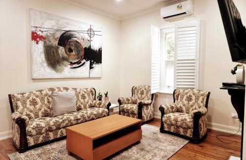Wollongong CBD House | Wollongong CBD home with parking, Wi-Fi, AC near to hospital, train & stadium