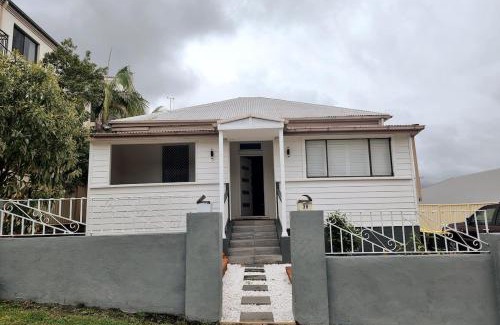 Wollongong CBD House | Wollongong CBD home with parking, Wi-Fi, AC near to hospital, train & stadium