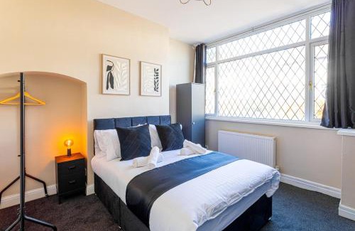 Tettenhall House | Wolverhampton 4 Bed home, Sleeps 7, Parking