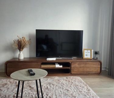 Wolverhampton Apartment | Wolverhampton Apartment with Free Parking 1 minute from the train station
