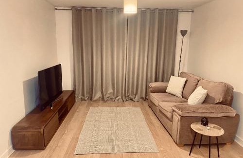 Wolverhampton Apartment | Wolverhampton Apartment with Free Parking 1 minute from the train station