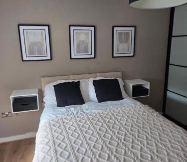 Wolverhampton Apartment | Wolverhampton Apartment with Free Parking 1 minute from the train station
