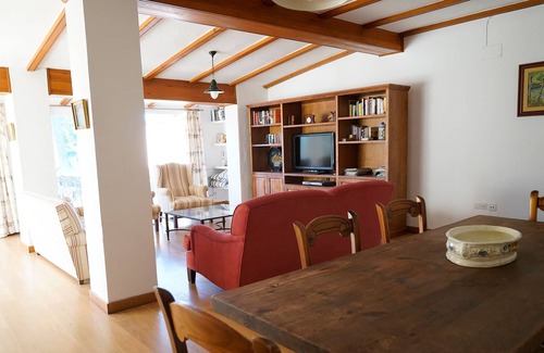 El Puerto de Santa Maria Ski Chalet | Wonderful villa with private pool in Vistahermosa urbanization