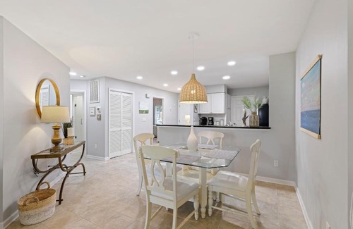 Shipyard Plantation House | Wonderful 2 BR w King and 2 Twins Large screen TVs Bikes & Beach Gear included