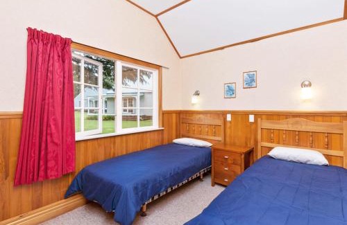 Rangatira Park House | Wonderful 2BR Cottage Nr Huka Falls w Aircons