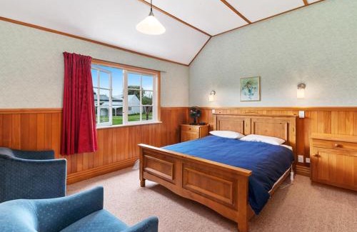 Rangatira Park House | Wonderful 2BR Cottage Nr Huka Falls w Aircons