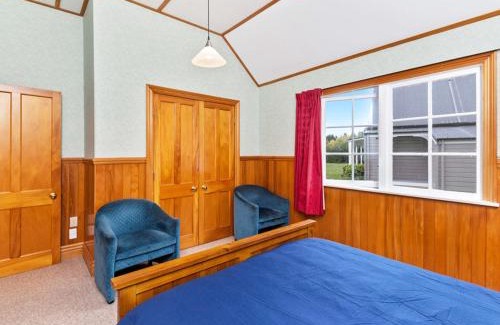 Rangatira Park House | Wonderful 2BR Cottage Nr Huka Falls w Aircons