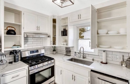 St. Louis Park House | Wonderful 3 Level Cozy Home l Telsa Super Charger