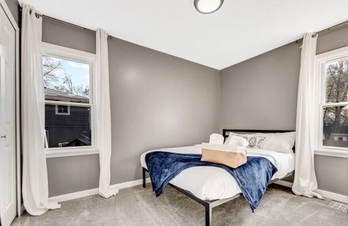 St. Louis Park House | Wonderful 3 Level Cozy Home l Telsa Super Charger