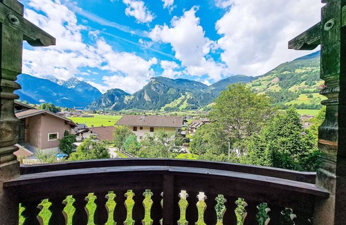 Ramsau im Zillertal Villa | Wonderful villa for 8 guests with WIFI, TV, balcony and pets allowed