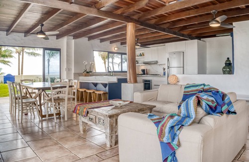 Cerro Plano House | Wonderful beachfront property in Tivives with palm trees, private pool, and AC