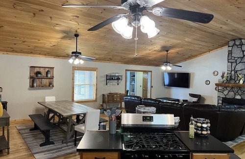Butler Cabin | Wonderful cabin tucked in the woods/w Hot tub