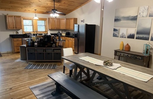 Butler Cabin | Wonderful cabin tucked in the woods/w Hot tub
