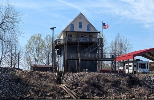 Morris Chapel Cottage | Wonderful cottage on the Tennessee River Crump Tn.
