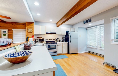 McHenry House | Wonderful dog-friendly ski-in/out retreat with balcony, spacious deck, & W/D