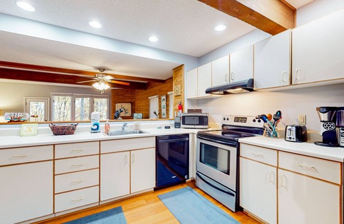 McHenry House | Wonderful dog-friendly ski-in/out retreat with balcony, spacious deck, & W/D