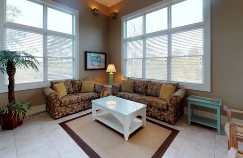 Plantation House | Wonderful dog-friendly home with elevator, grill, on-site outdoor pools and gym