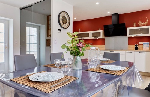 Creances House | Wonderful villa for 4 guests with WIFI, TV, terrace, pets allowed and parking