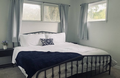 Bedford House | Wonderful Home Near Everything