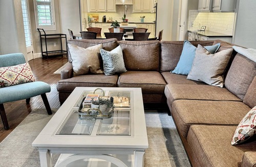 Bloomington House | Wonderful large family home, pool, hot tub, outdoor kitchen, Bear Claw Poppy