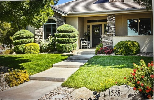 Bloomington House | Wonderful large family home, pool, hot tub, outdoor kitchen, Bear Claw Poppy