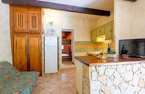 Regusse House | Wonderful private villa for 6 guests with private pool, TV, patio, pets allowed and parking