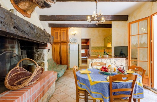 Regusse House | Wonderful private villa for 6 guests with private pool, TV, patio, pets allowed and parking