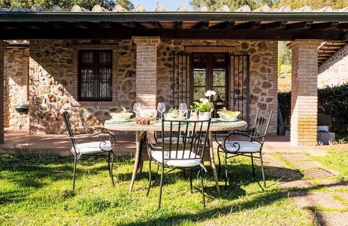 La Pesta House | Wonderful private villa with WIFI, private pool, A/C, TV, patio, pets allowed and parking
