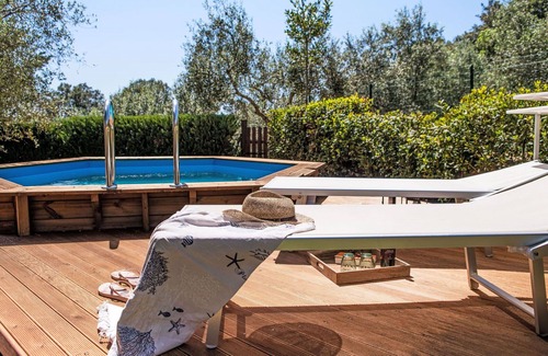 La Pesta House | Wonderful private villa with WIFI, private pool, A/C, TV, patio, pets allowed and parking