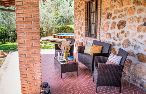 La Pesta House | Wonderful private villa with WIFI, private pool, A/C, TV, patio, pets allowed and parking