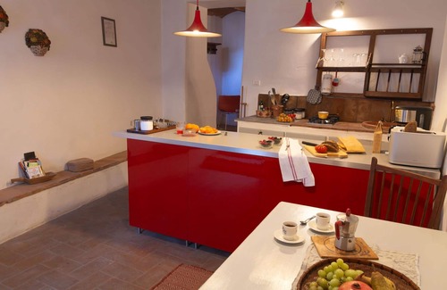 Pergine Valdarno House | Wonderful private villa with A/C, hot tub, WIFI, TV, pets allowed and parking, close to Arezzo