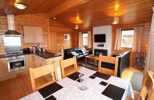 Kinross House | Wonderful private villa for 6 guests with WIFI, TV, balcony, pets allowed and parking