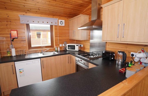 Kinross House | Wonderful private villa for 6 guests with WIFI, TV, balcony, pets allowed and parking